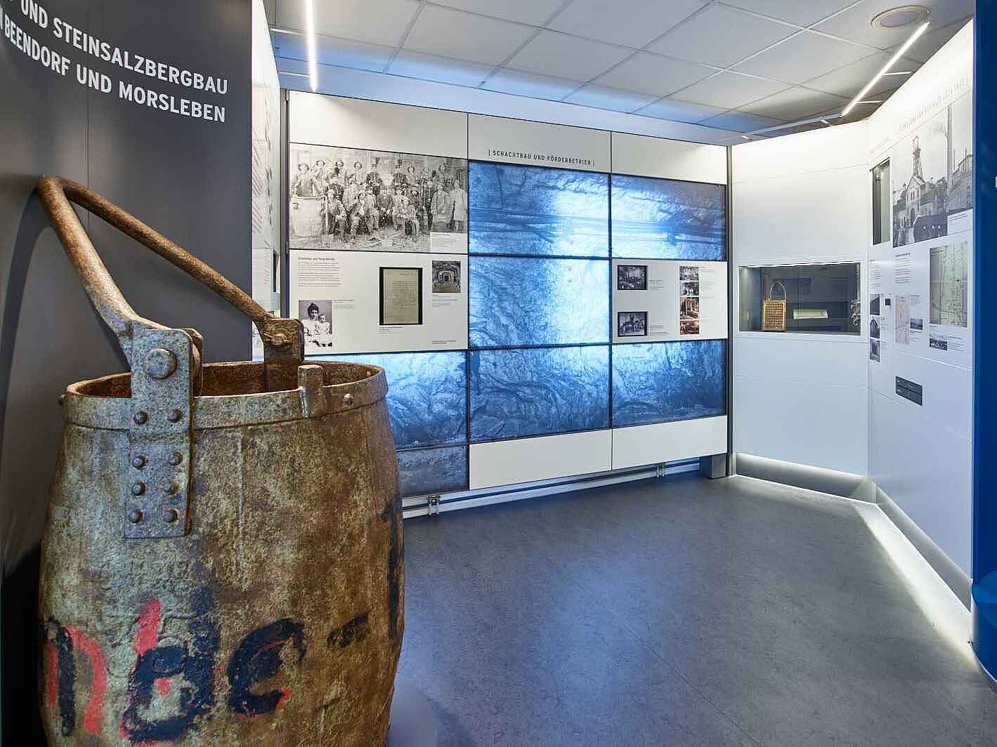 Historische Ausstellung in der Infostelle Morsleben Blick in die Infostelle: Ausstellungsstücke, Bildschirme und andere Exponate