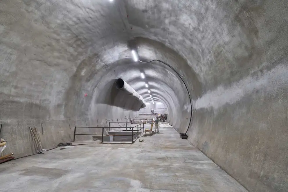 Ein Raum ist im Endlager Konrad fertiggestellt. Er sieht aus wie eine Tunnelröhre.
