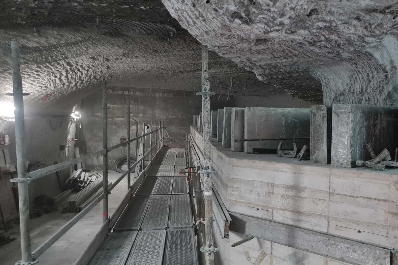 Ein unterirdischer Hohlraum, in dem Bauarbeiten zur Stabilisiierung stattfinden. 