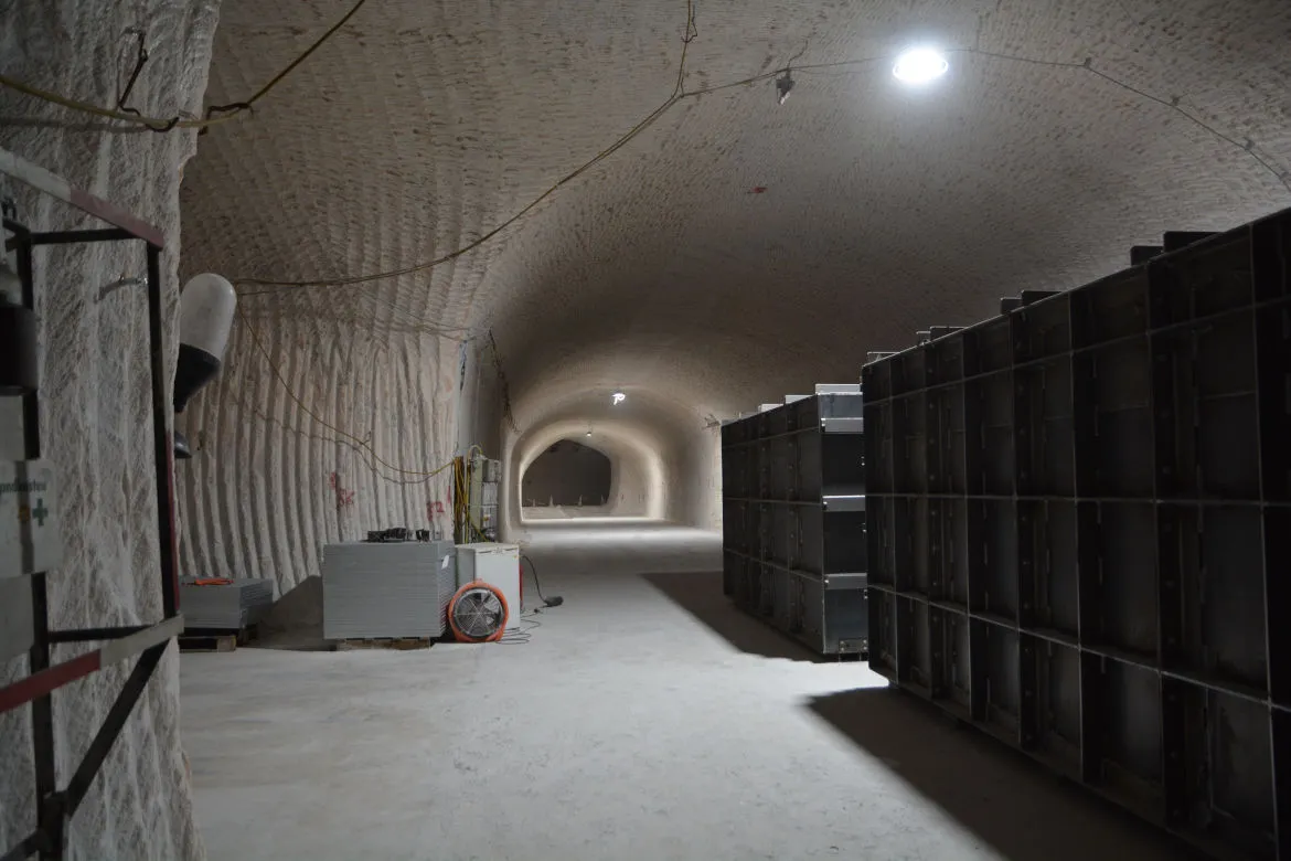 Speicherbecken im ehemaligen Auslaugversuchsfeld Im ehemaligen Auslaugversuchsfeld sollen zukünftig Lösungen zwischengespeichert werden. Hierfür wird der Bereich umgebaut. Zu sehen sind erste Speicherbecken, die vor Ort montiert werden.