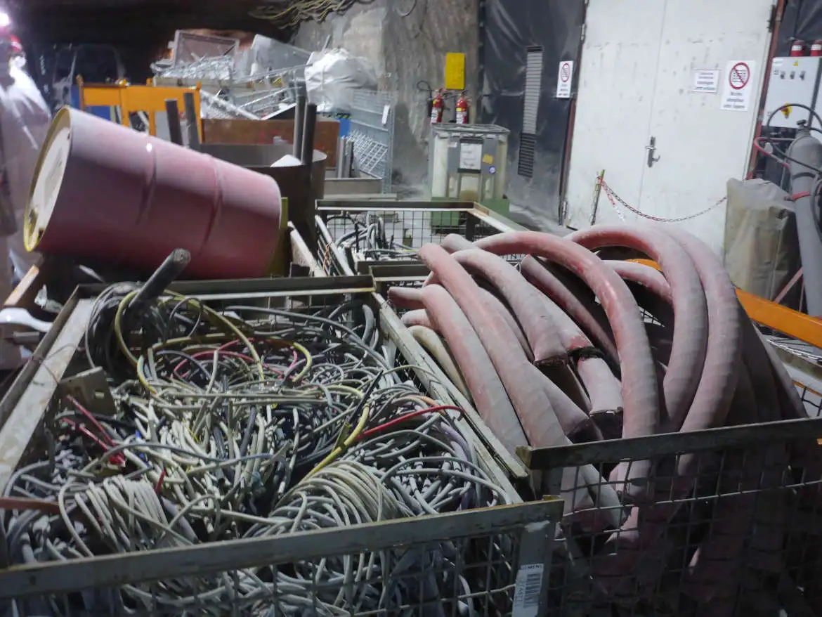 Schrott auf der 490-Meter-Ebene. Aus vielen Gründen (Brandlasten unter Tage, Hygiene usw.) ist es wichtig, dass nicht benötigtes Material aus dem Bergwerk herausgebracht wird. Schrott auf der 490-Meter-Ebene. Aus vielen Gründen (Brandlasten unter Tage, Hygiene usw.) ist es wichtig, dass nicht benötigtes Material aus dem Bergwerk herausgebracht wird. Es darf nur Material aus dem Bergwerk rausgebracht werden, bei dem nachgewiesen wurde, dass keine radiologische Gefährdung davon ausgeht. Erst wenn die rechtlich geforderten Messungen erfolgt sind, kann das Material nach über Tage gebracht werden.