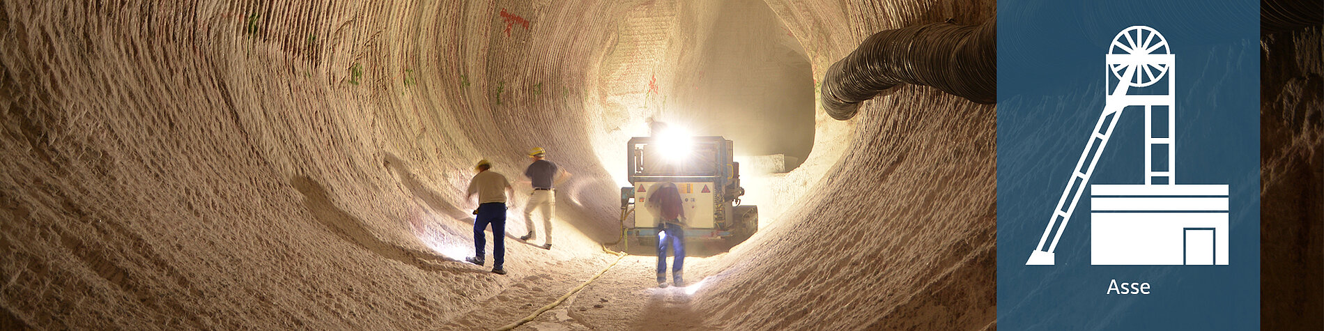 [Translate to Englisch:] Miner measures a crack in the stone