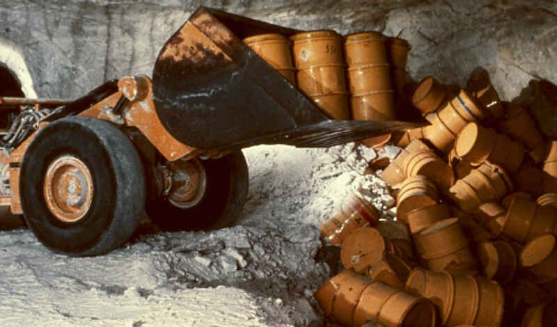 Ein Radlader lädt 1975 in einer Kaverne des Salzbergwerkes Asse Fässer mit radioaktivem Abfall ab.