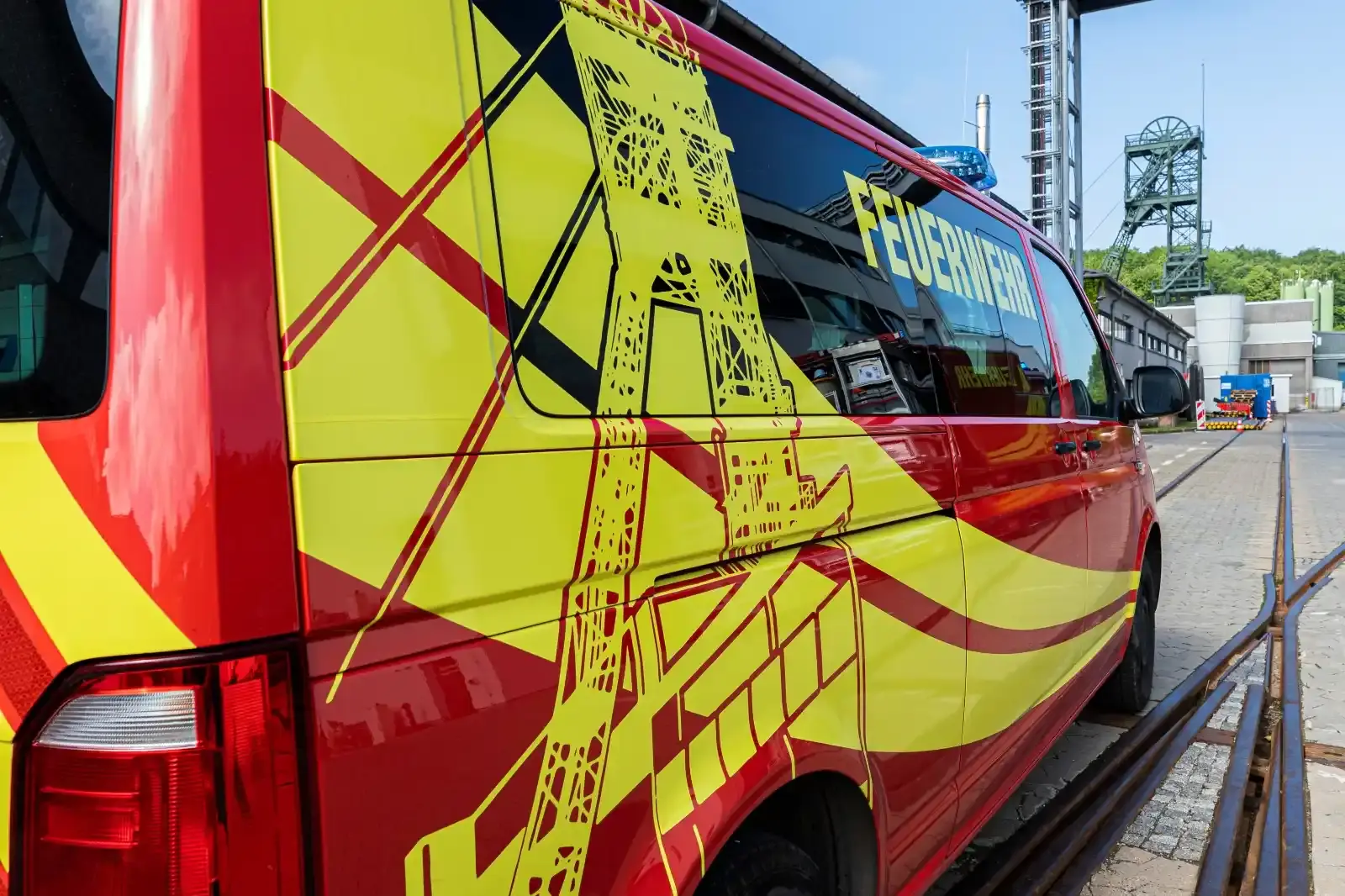 Auf dem Werksgelände der Schachtanlage Asse II steht ein Einsatzfahrzeug der Werksfeuerwehr. Im Hintergrund ist unscharf Fördergerüst der Schachtanlage zu erkennen.