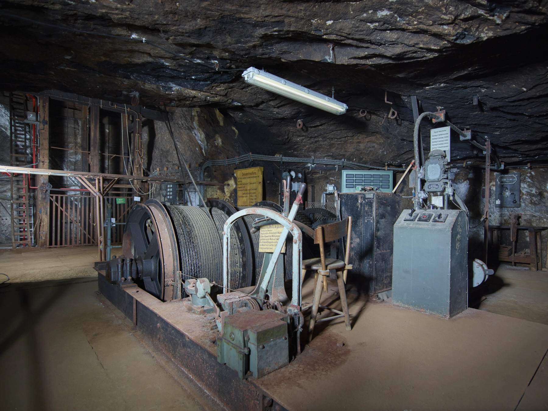 Das Hauptgesenk auf der 1. Ebene (Sohle) in der Grube Bartensleben Blick auf das Hauptgesenk und den dazugehörigen Arbeitplatz des Fördermaschinisten der 1. Ebene (Sohle) in der Grube Bartensleben