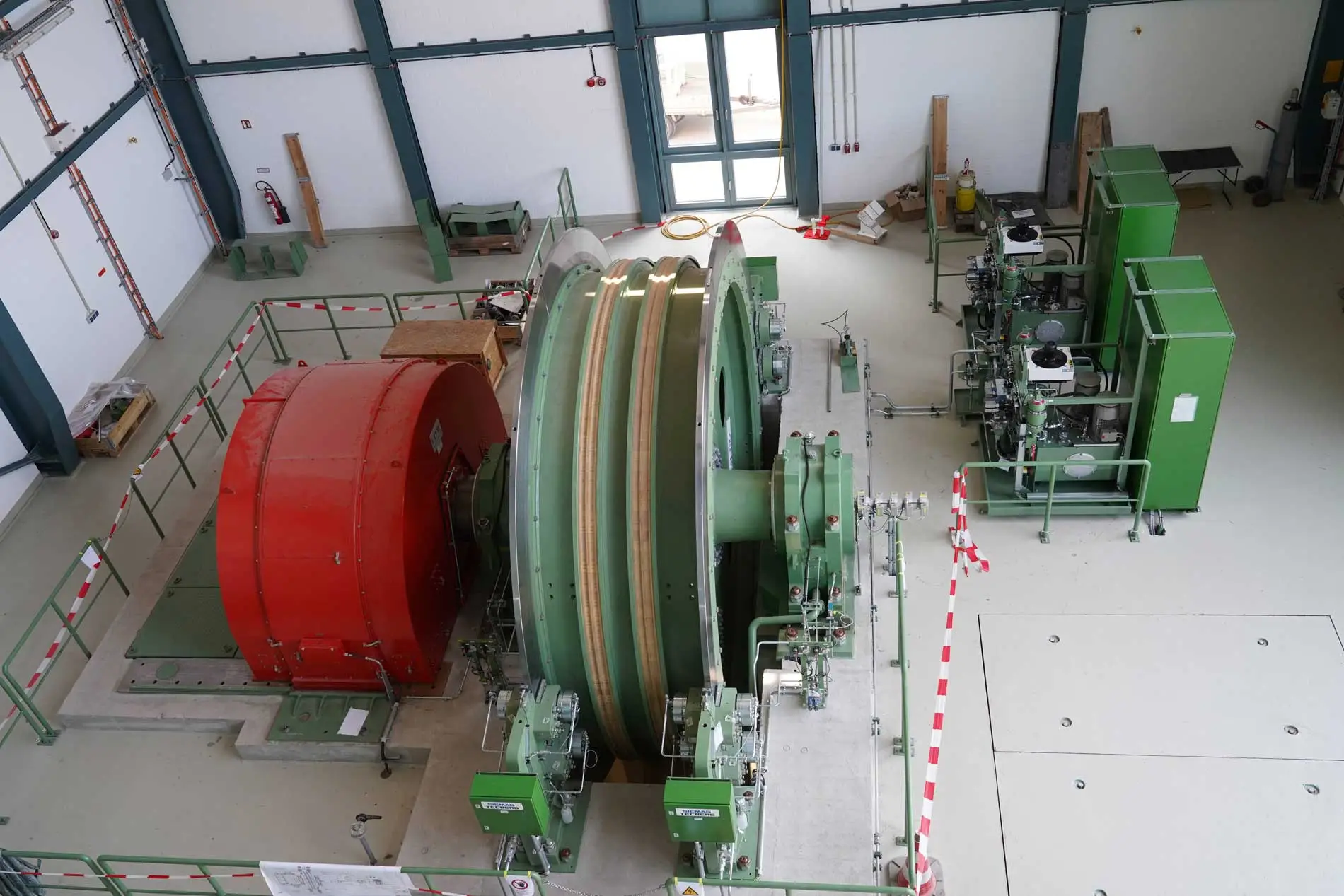 In a hall there is a winding engine without attached rope