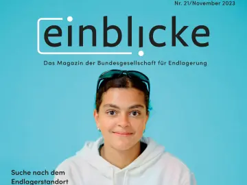 Das Cover des Einblicke-Magazins 21 zeigt ein lächelndes Mädchen in einem weißen Kapuzenpullover.