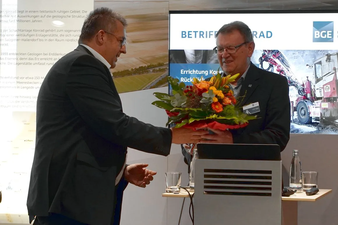 Verabschiedung des Infostellenleiters Junkert Ein Mann überreicht einen Blumenstrauß