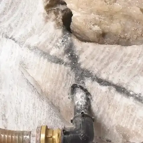 Das Foto zeigt eine Detailaufnahme der Situation. Hier ist sehr gut das Rohr zu erkennen, welches durch das Salzgestein bis in die Kluft führt.