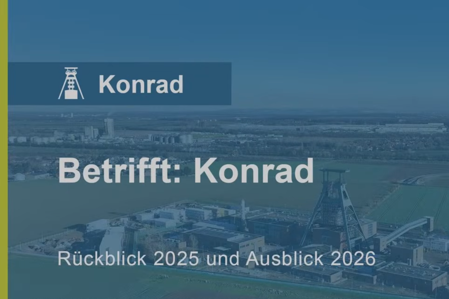 Ein Screenshot der Online-Veranstaltung „Betrifft: Konrad“ zeigt ein  Industriegebäude in einer Landschaft mit Feldern.
