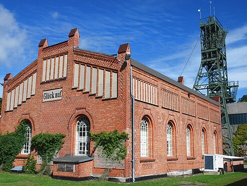 Maschinenhalle der Schachtanlage Asse II, Förderturm im Hintergrund