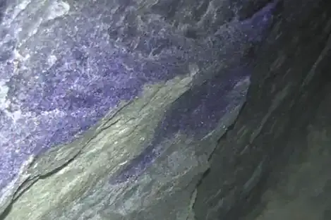 Foto der Decke eines Hohlraumes in einem Salzbergwerk. Das Salz ist teilweise blau verfärbt. Auf dem Foto befinden sich technische Angaben in weißer Schrift auf blauem Grund.