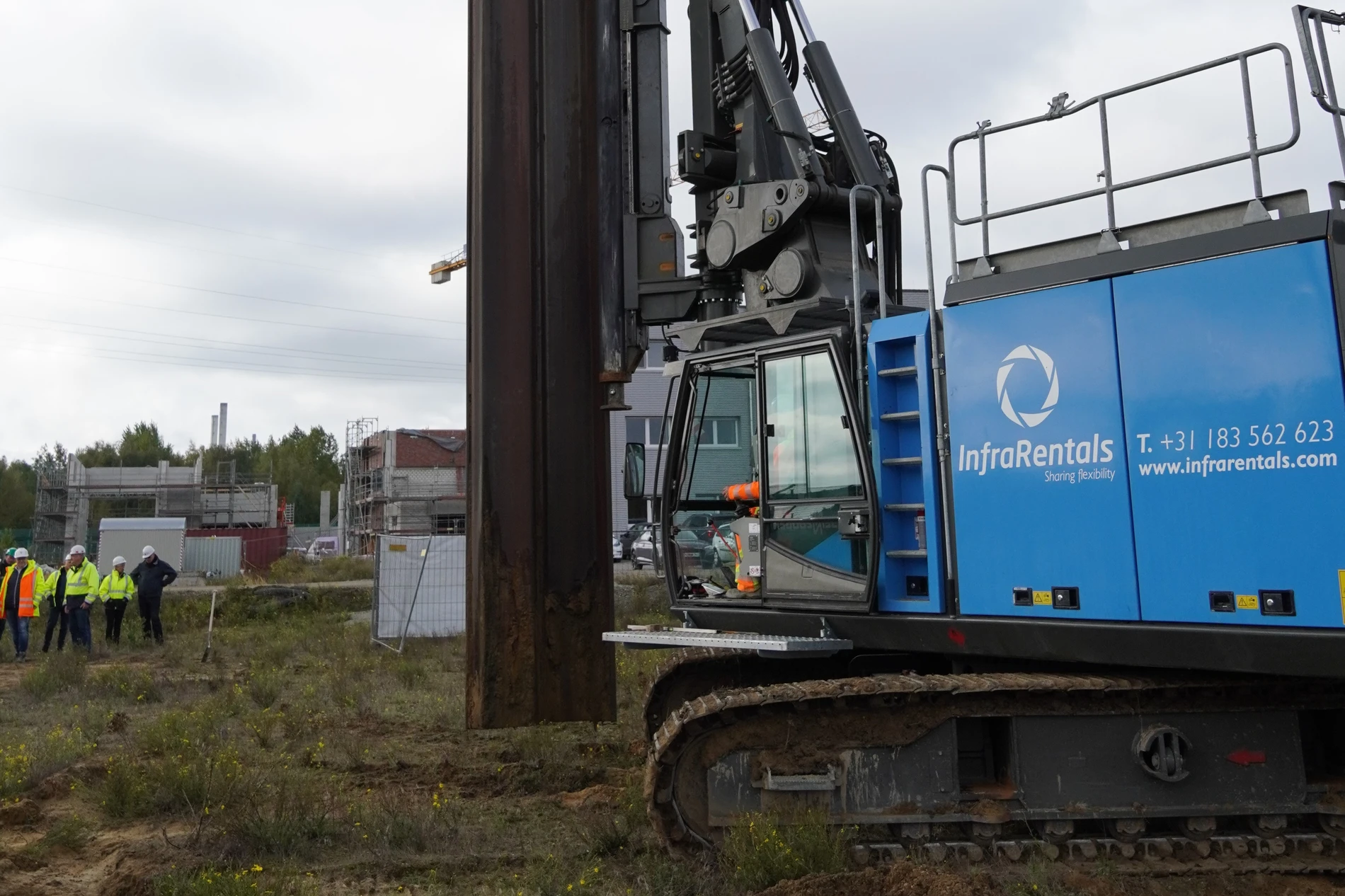 Ramme zum Setzen der Spundwände Ein Bagger setzt ein Element für eine Spundwand