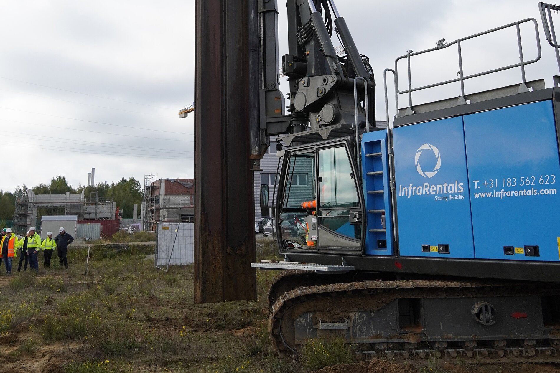 Ramme zum Setzen der Spundwände Ein Bagger setzt ein Element für eine Spundwand