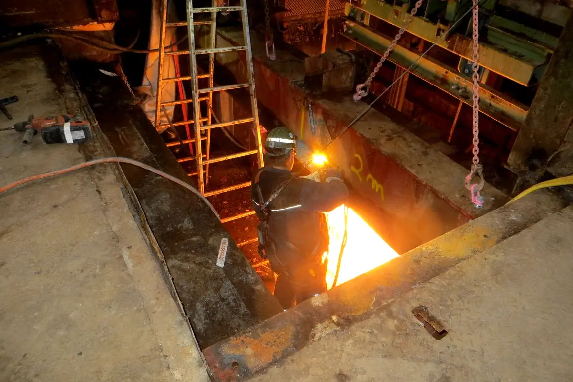 Bergwerk Konrad – Schachtstuhl Ein Bergmann führt Schweißarbeiten durch