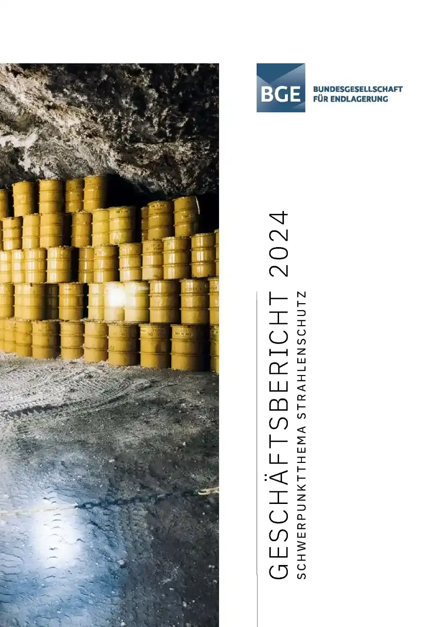Das Cover des Geschäftsberichts 2024 zeigt gestapelte gelbe Fässer unter Tage in einem Salzbergwerk.