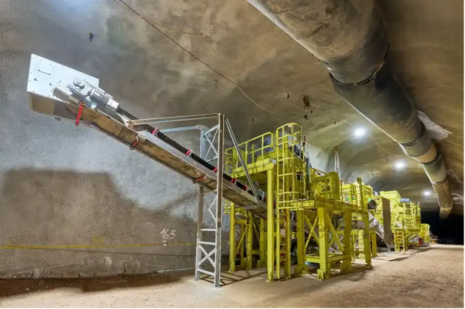 Eine große Anlage aus Stahlbauelementen unter Tage im Bergwerk Konrad. Die Anlage dient dazu Steine zu zerkleinern.