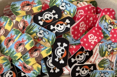 Bunte Pflaster mit verschiedenen Motiven