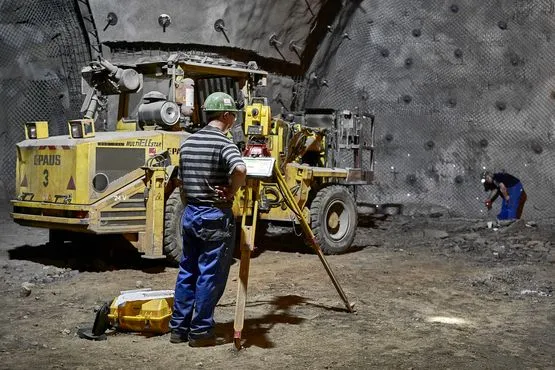 Bergwerk Konrad – Vermessungsarbeiten am künftigen Waschplatz An employee at the Konrad mine carries out geological measurements
