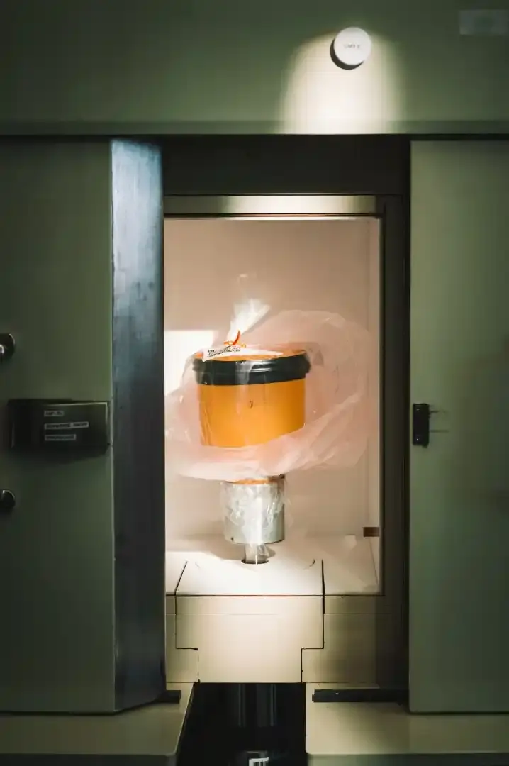 Ein gelber Probenbehälter steht in einem Untersuchungsgerät