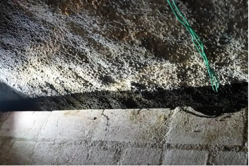 Von oben sieht man das Bauwerk und das flüssige Bitumen, das hinter einer Mauer steht.