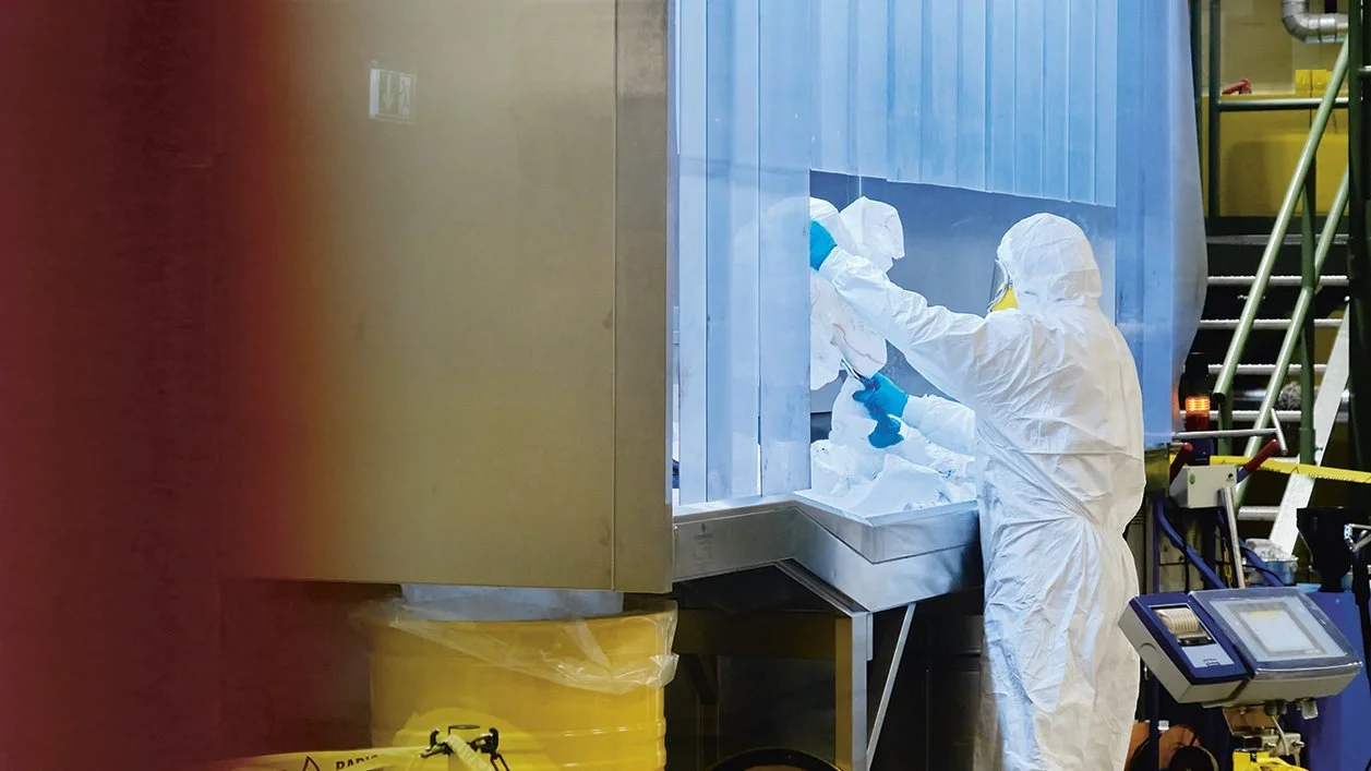 Person in weißen Schutzanzug