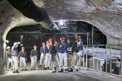 Eine Besuchergruppe besichtigt die Hauptauffangstelle für Zutrittswasser in der Schachtanlage Asse II