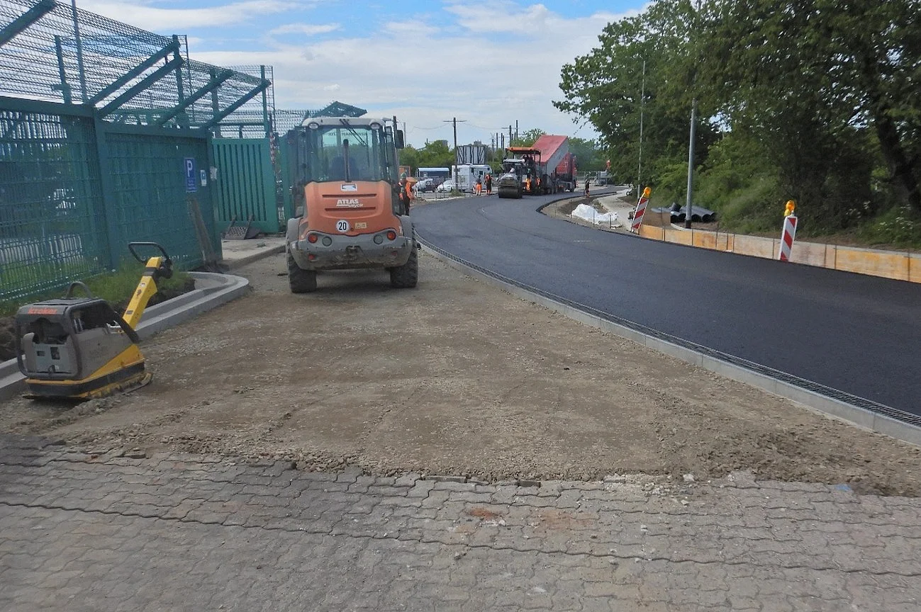 Baumaschinen an einer Baustelle einer Zufahrtsstraße zu einem Betriebsgelände