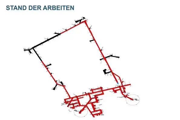 Zweidimensionales Modell der Strecken des Bergwerks Gorleben. Rot eingefärbte Bereiche sind noch nicht verfüllt, schwarz gefärbte Bereiche sind bereits mit Salz verfüllt.