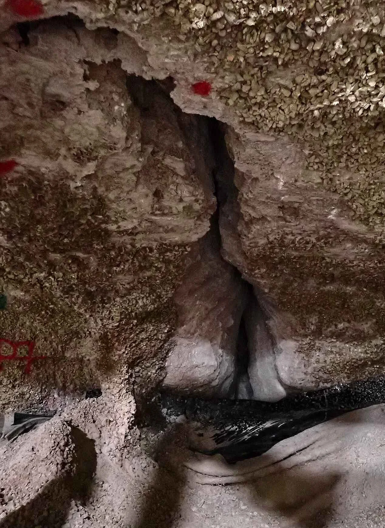 Es ist Salzgestein unter Tage zu erkennen. In dem Gestein zeigt sich eine breite Spalte.