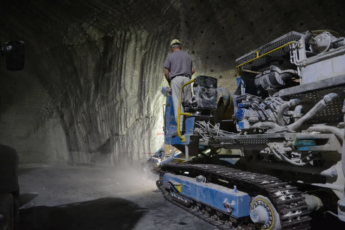 Nachschnittarbeiten vor Einlagerungskammer 7 auf der 750-Meter-Ebene. Hier wird später die Bohranlage für die Erkundung der Einlagerungskammer 12 aufgebaut. Nachschnittarbeiten vor Einlagerungskammer 7 auf der 750-Meter-Ebene. Hier wird später die Bohranlage für die Erkundung der Einlagerungskammer 12 aufgebaut. Vorher muss jedoch die Sicherheit des Arbeitsortes hergestellt werden. Die mächtigen Löser (abgeplatztes Salz) an den Wänden (Stößen) werden mit einer Fräse entfernt. Anschließend wird ein Stützbauwerk errichtet.