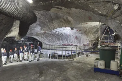 Eine Besuchergruppe an der Hauptauffangstelle auf der 658-Meter-Ebene.