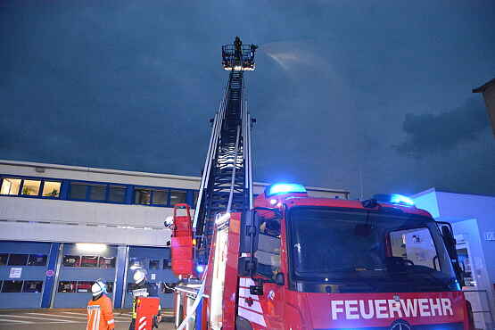 Die Feuerwehren Remlingen und Schöppenstedt sind mit schwerem Gerät angerückt.