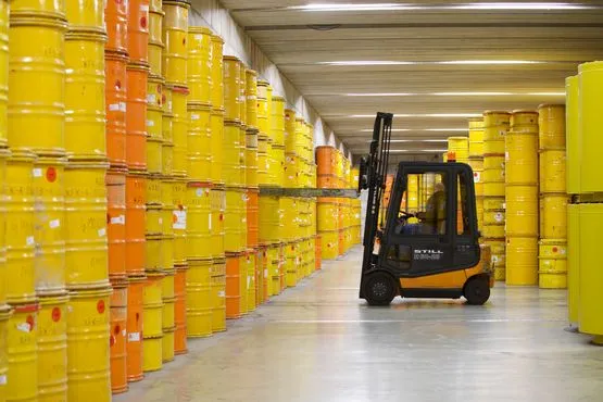 Fasslager des Zwischenlagers Karlsruhe Ein Gabelstapler transportiert ein Fass mit radioaktiven Abfällen