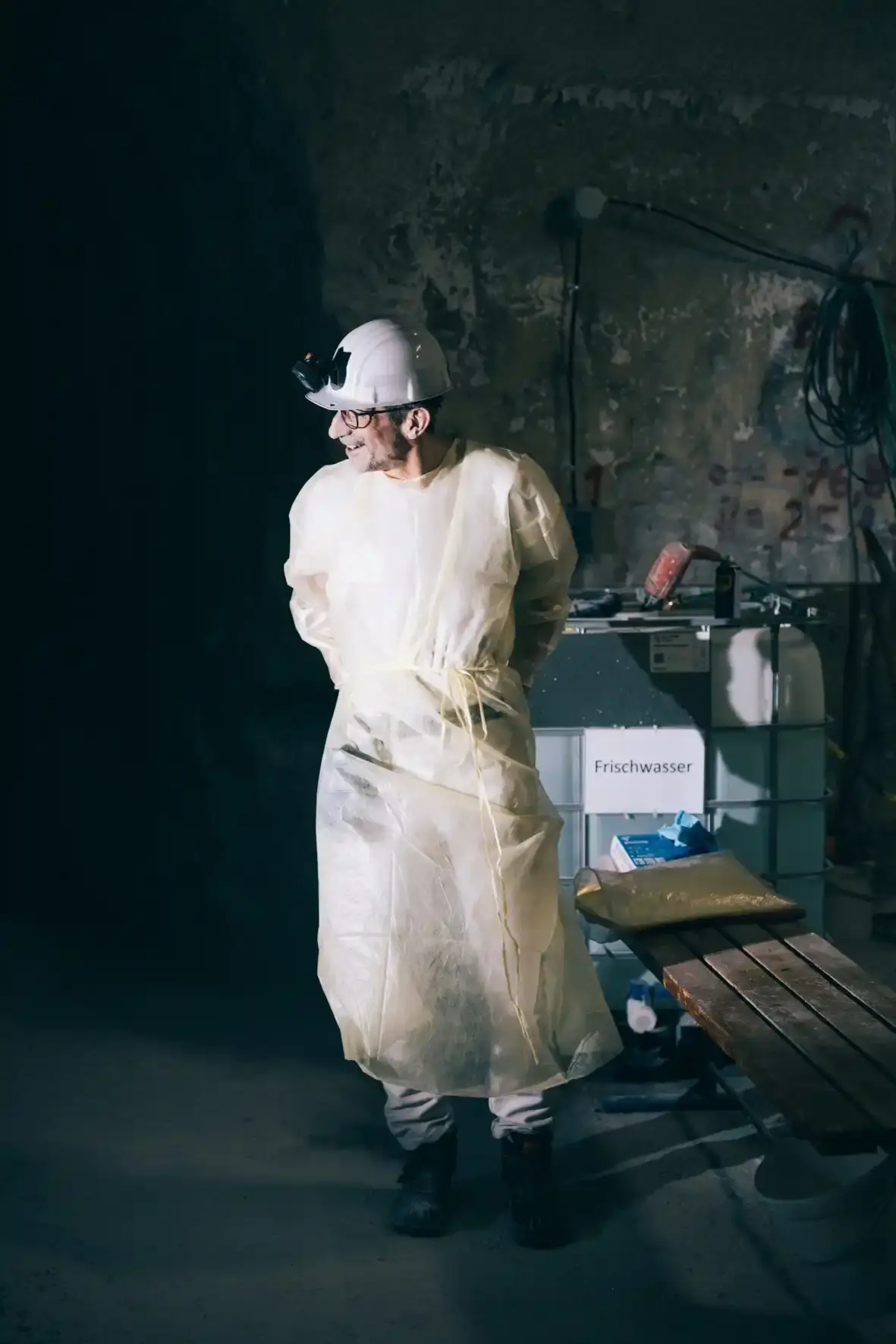 Mitarbeiter des Strahlenschutzes mit Helm und weißer Schutzkleidung