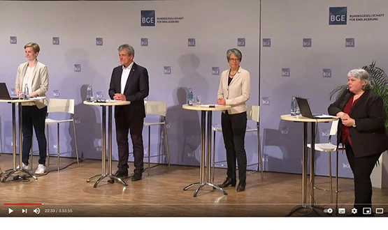 Online-Konferenz zur frühen Öffentlichkeitsbeteiligung Asse Drei Frauen und ein Mann stehen während der Livestream-Aufzeichnung an Stehtischen