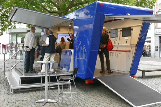 Bürger informieren sich im Infomobil in Braunschweig Bürger informieren sich im Infomobil in Braunschweig