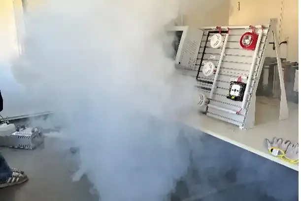 Ein Schaltpult wird von einer Rauchwolke verdeckt. 