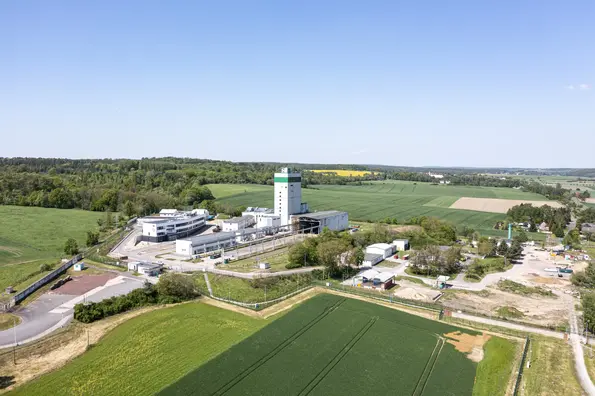 Luftaufnahme des Endlagers Morsleben. Man sieht den Förderturm und umgebende grüne Felder.