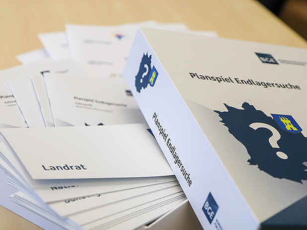 Planspiel Endlagersuche Eine Spielbox des Planspiels „Endlagersuche“ und dazugehörige Unterlagen.