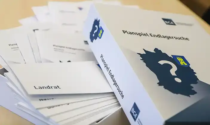 Eine Spielbox des Planspiels „Endlagersuche“ und dazugehörige Unterlagen.