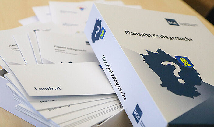 Planspiel Endlagersuche Eine Spielbox des Planspiels „Endlagersuche“ und dazugehörige Unterlagen.