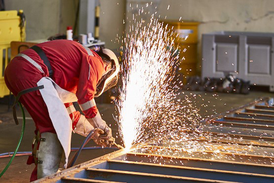 Ein Arbeiter zerlegt einen Großcontainer im Endlager Morsleben Ein Arbeiter zerlegt einen Großcontainer im Endlager Morsleben