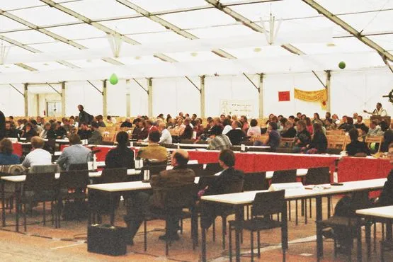 Die Erörterungstermine zum Planfeststellungsverfahren 1991 Menschen sitzen im Publikum einer Veranstaltung