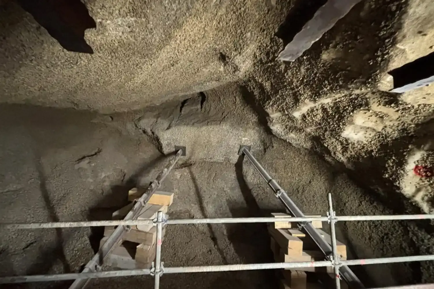 Foto einer Decke in einem Bergwerk, die von Stahlträgern gestützt wird.