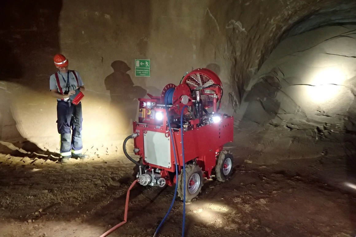 Bergwerk Konrad – Löschfahrzeug Ein Bergmann bedient ein ferngesteuertes Löschfahrzeug
