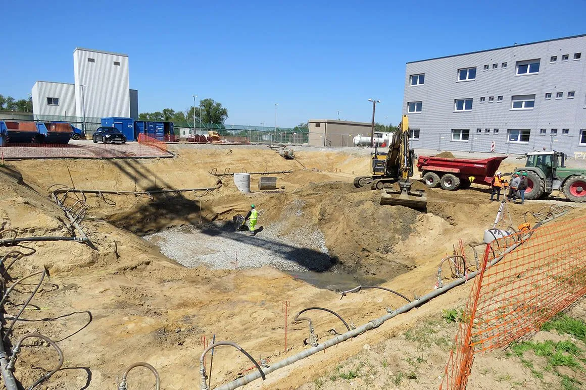 Schachtanlage Konrad 2 – Bauarbeiten am Betriebshof Ein Bagger lädt Erdreich auf einen LKW