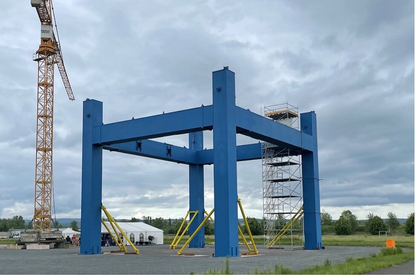 Das Bild zeigt eine blaue riesige Stahlkonstruktion.
