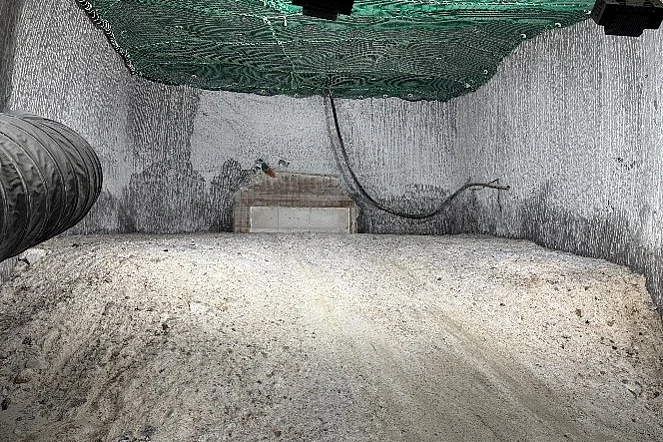 Ein Hohlraum unter Tage. Dort ist eine Rampe aus Salz aufgeschüttet. 