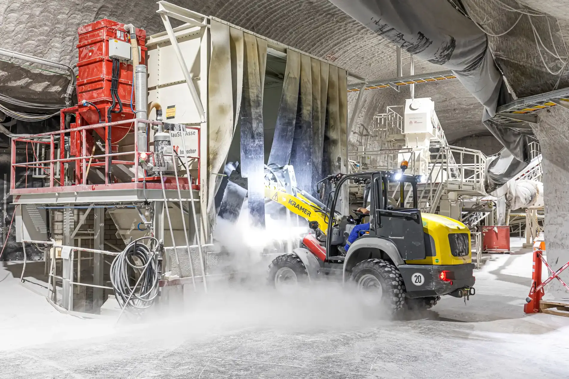 Ein E-Lader befindet sich in der Nähe einer Baustoffanlage in einem Bergwerk. 